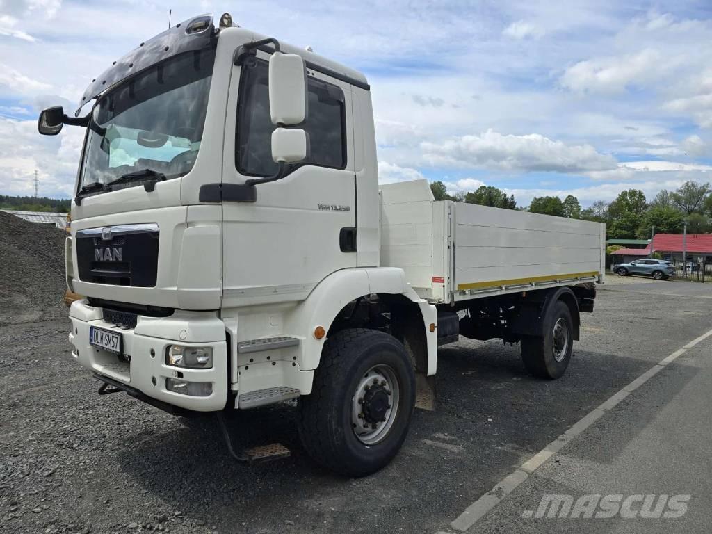 MAN 13.250 / 4x4 Van Body Trucks