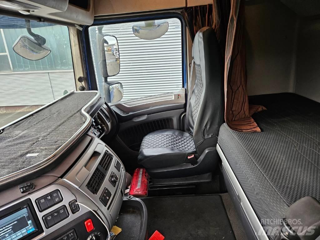 DAF XF 530 Unfall Truck Tractor Units
