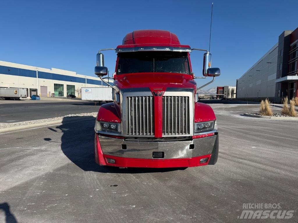 Western Star 5700 XE Truck Tractor Units