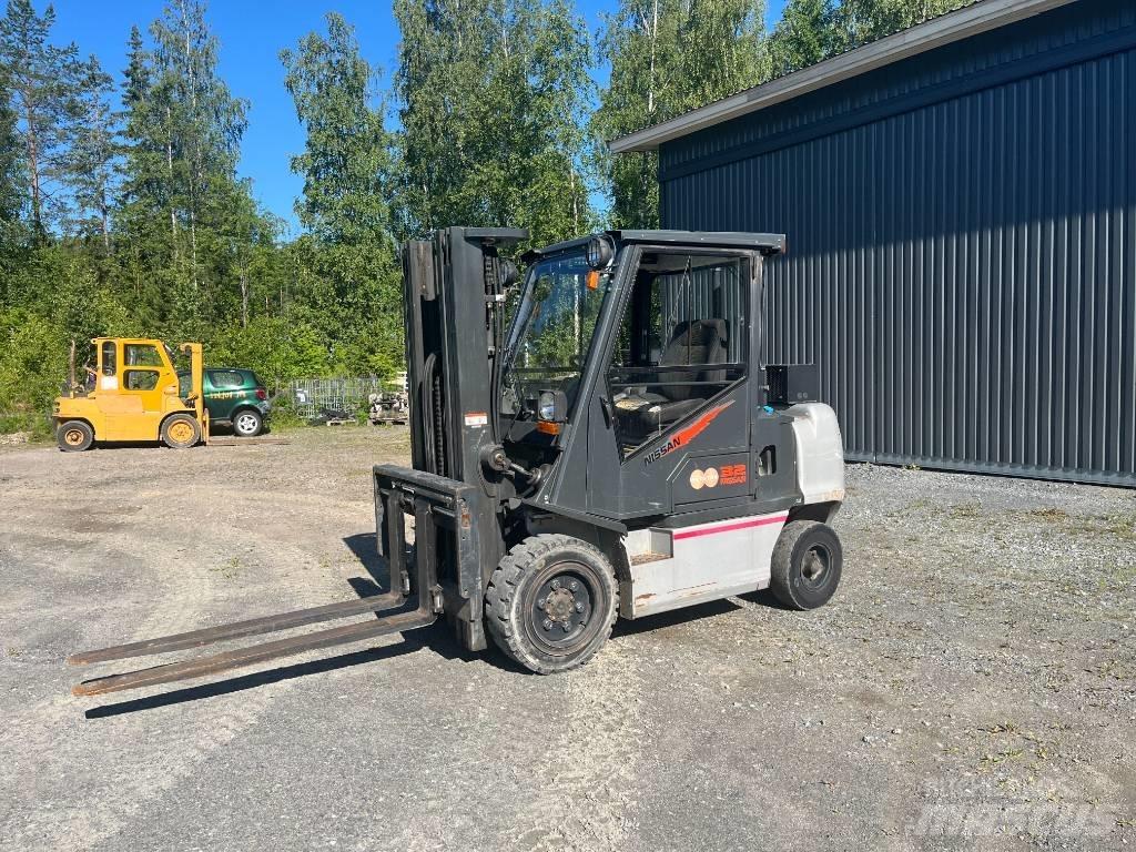 Nissan FGD02A320 Diesel trucks