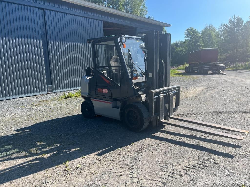 Nissan FGD02A320 Diesel trucks