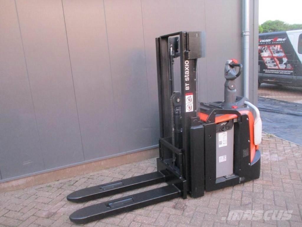 Toyota SPE200D Low lifter with platform