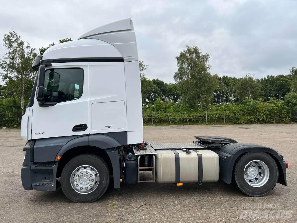 Mercedes-Benz 1842 Truck Tractor Units