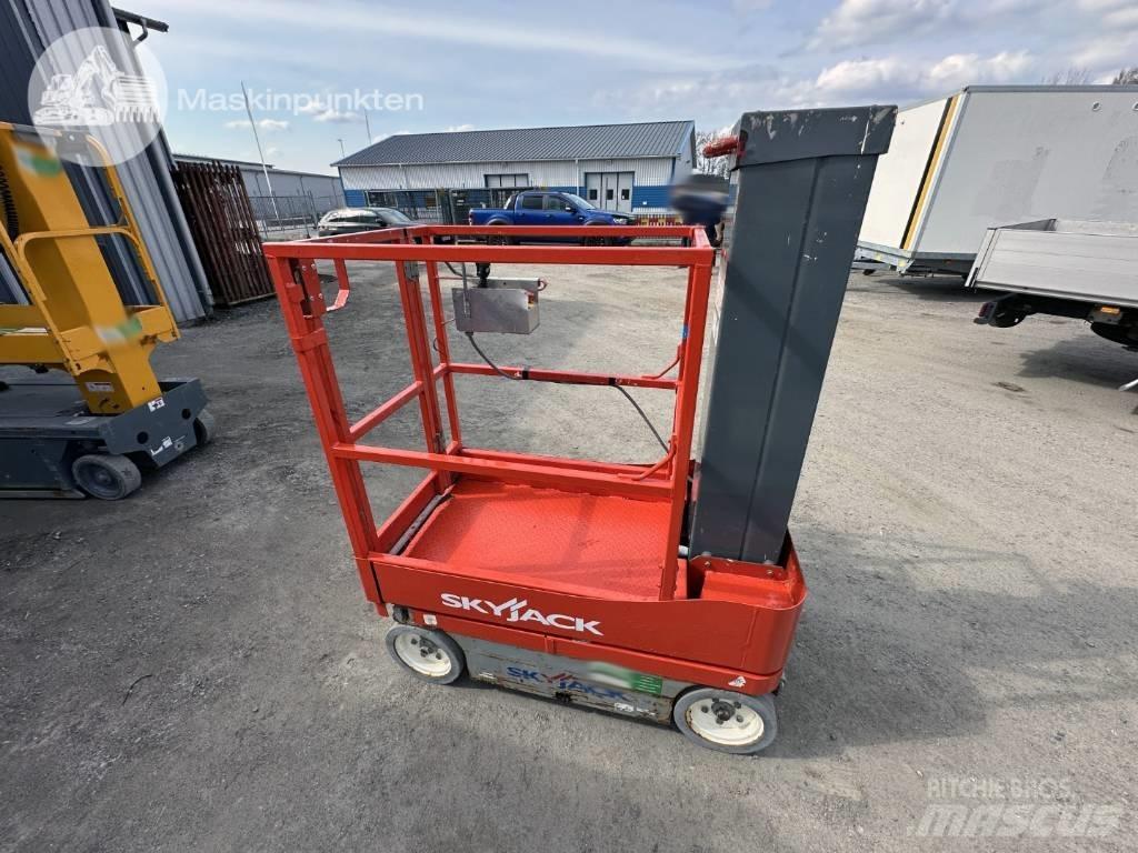 SkyJack SJ 12 Vertical mast lifts