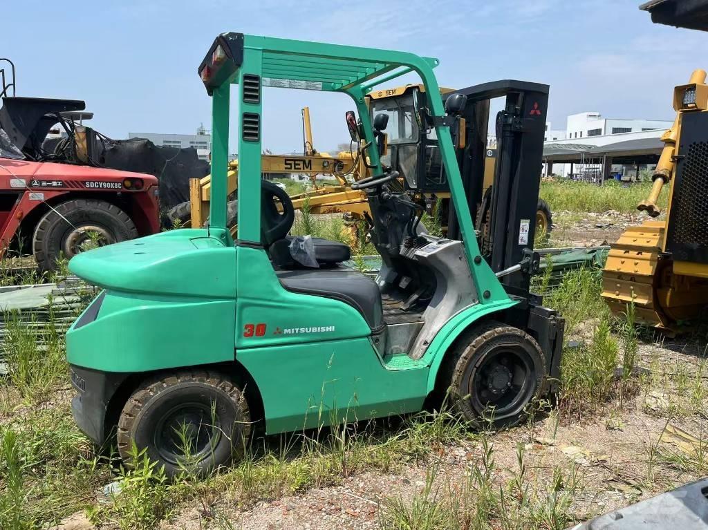 Mitsubishi FD 30 N Diesel trucks
