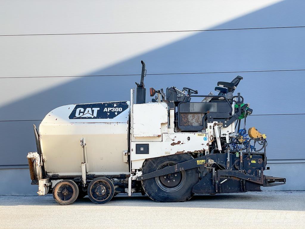 CAT AP300 Asphalt pavers