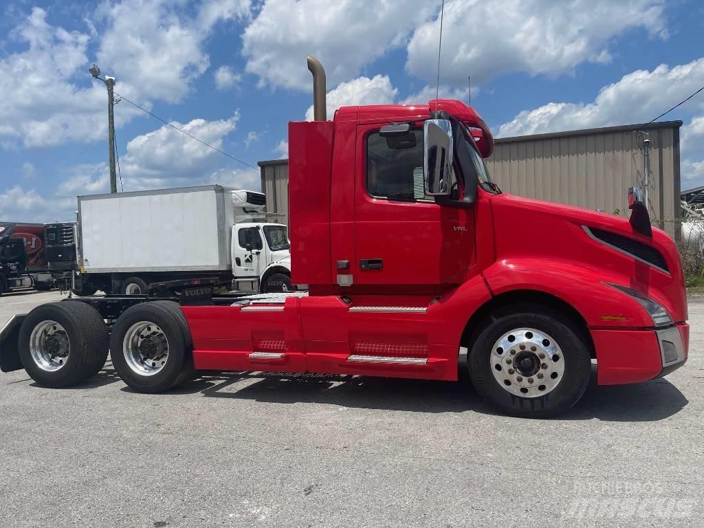 Volvo VNL64T300 Truck Tractor Units