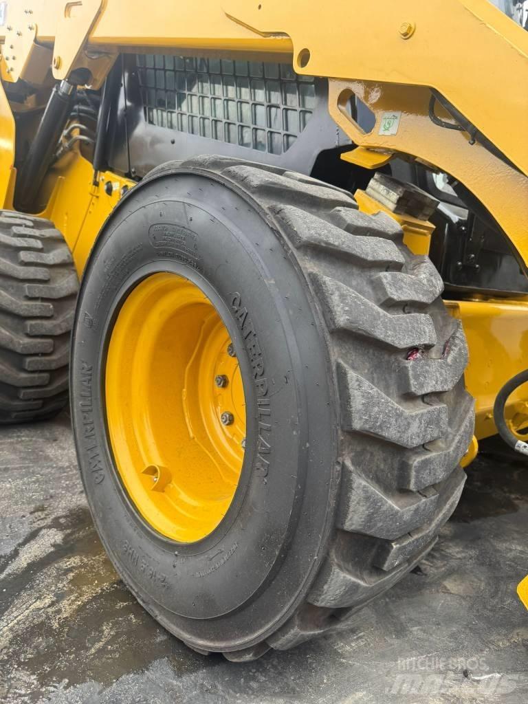 CAT 272D3 Skid steer loaders