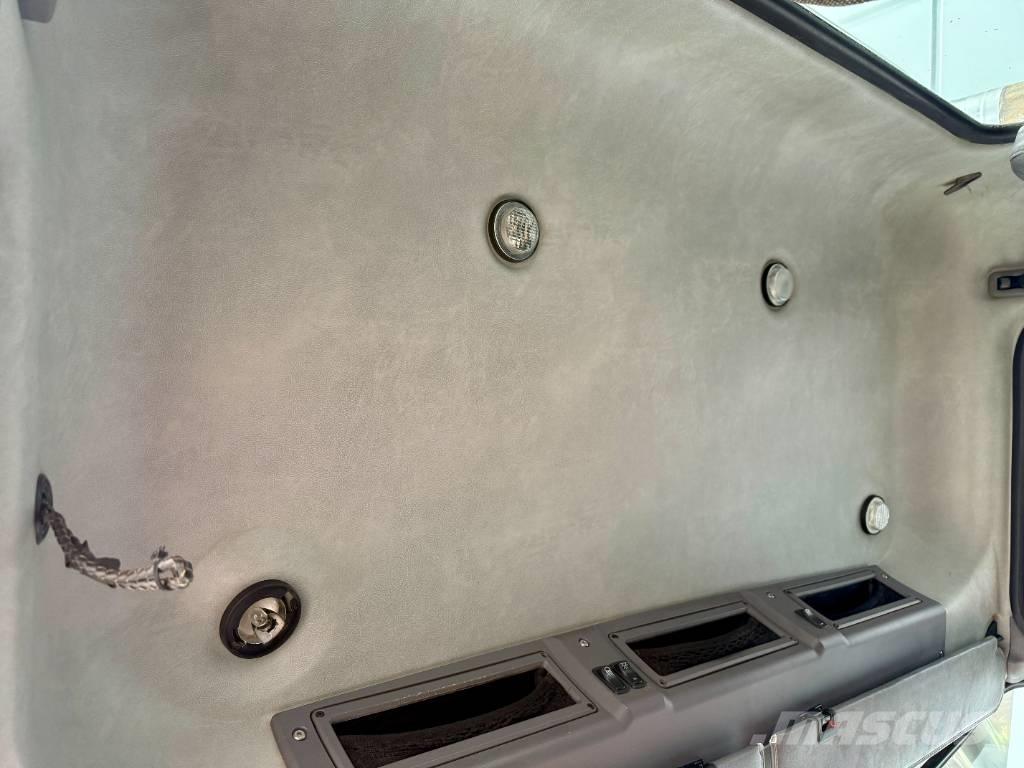 Mack CHU 613 Truck Tractor Units