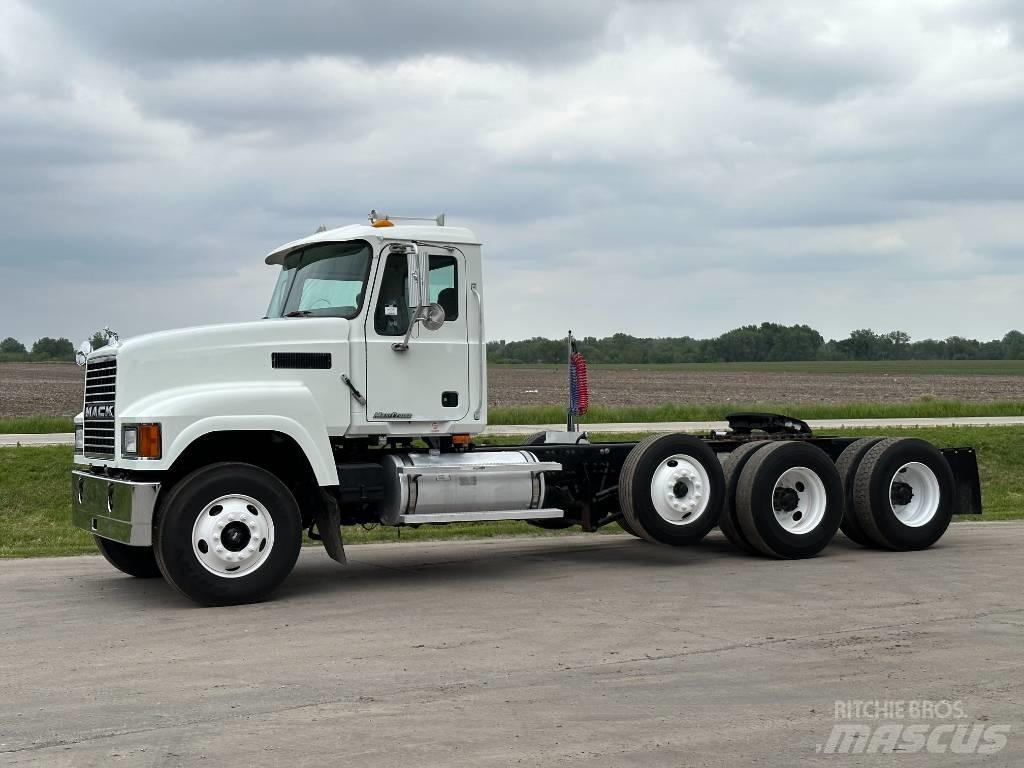 Mack CHN 613 Truck Tractor Units