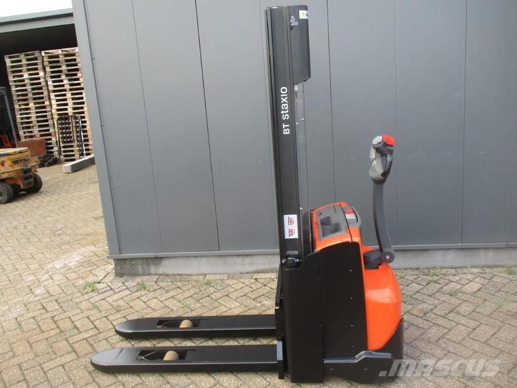 Toyota SWE 100 Pedestrian stacker