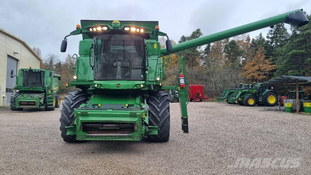 John Deere T670i Combine harvesters