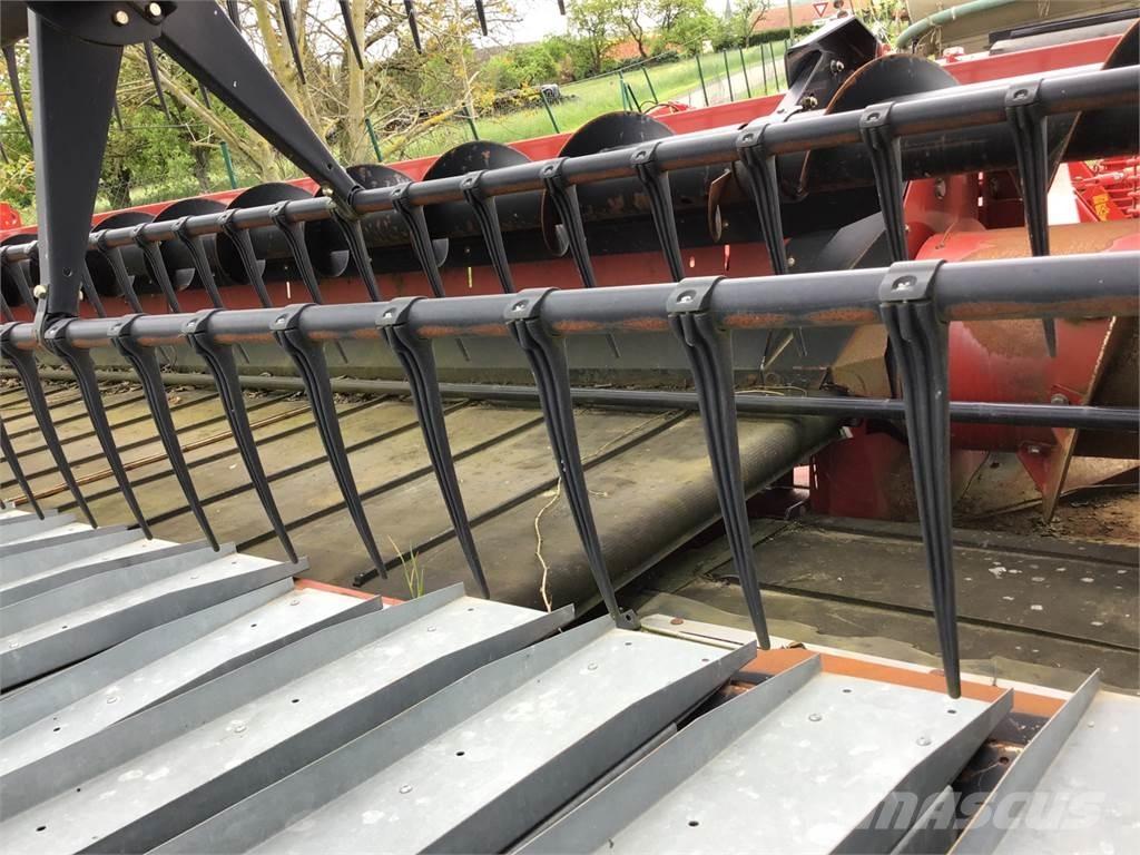 Case IH 3100 Combine harvester heads
