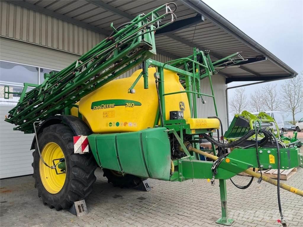 John Deere 740 Trailed sprayers