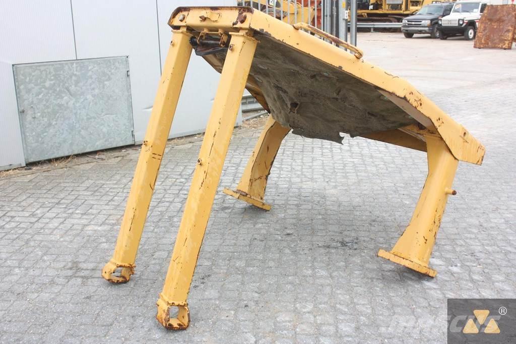 CAT D8N O-rops cab Cabins and interior