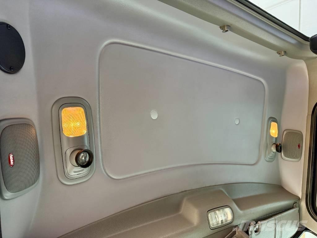 Peterbilt 389 Truck Tractor Units