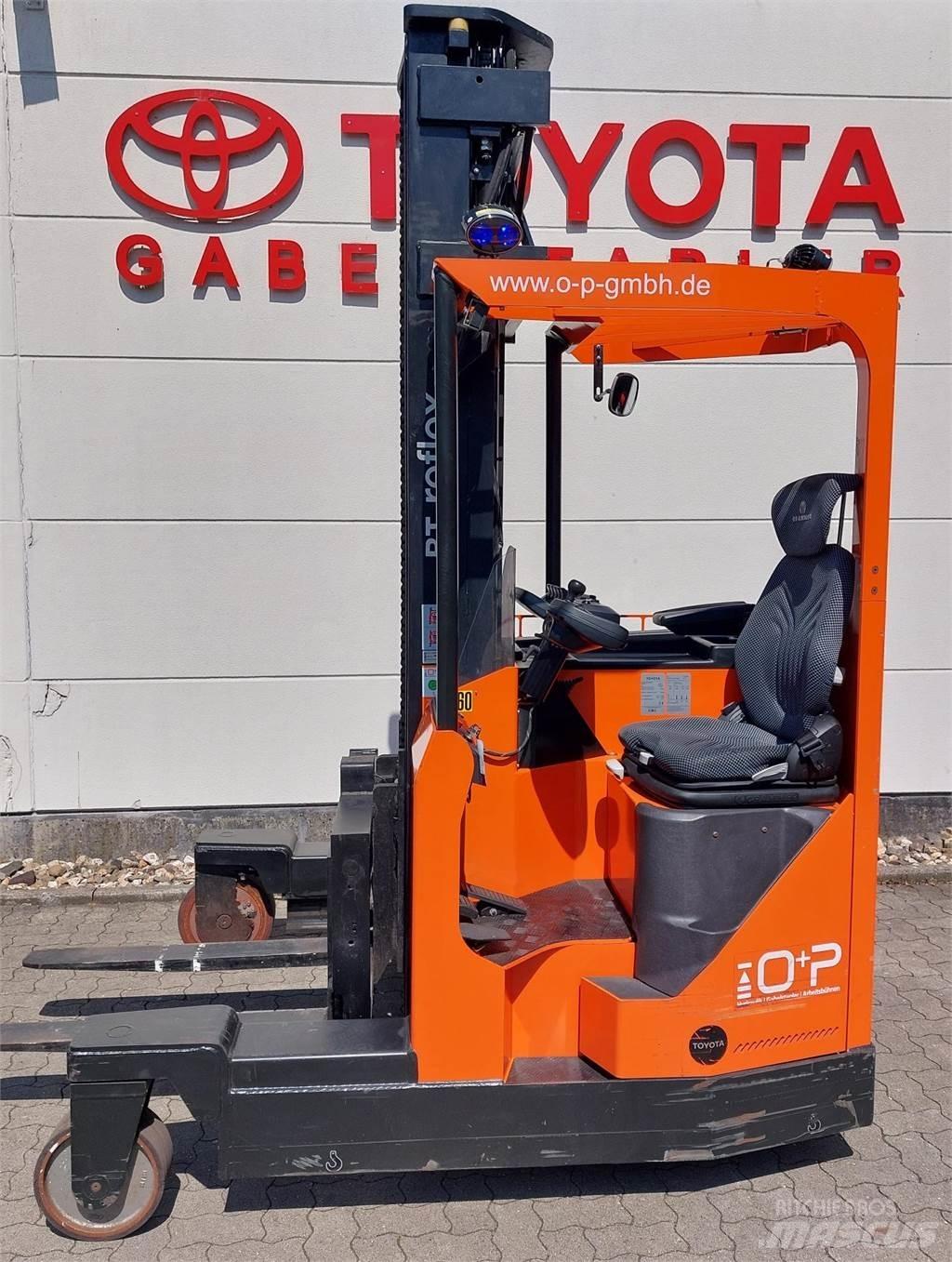Toyota FRE270 4-way reach truck