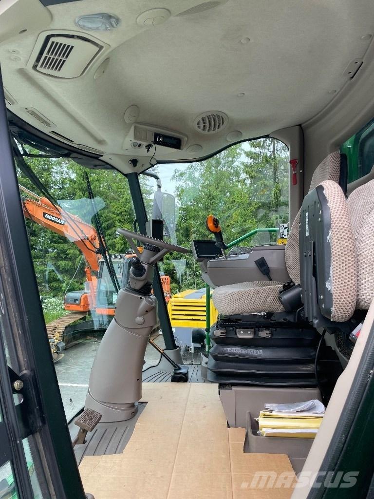 John Deere W540 Combine harvesters