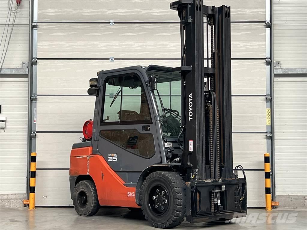 Toyota 8FGJF35 LPG trucks