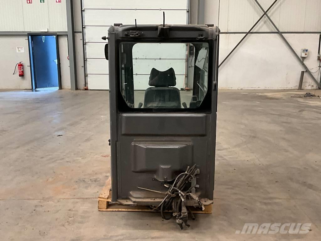 Hitachi ZX 210-3 Cabins and interior