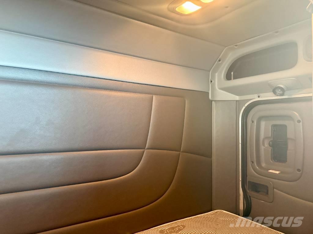 Peterbilt 389 Truck Tractor Units