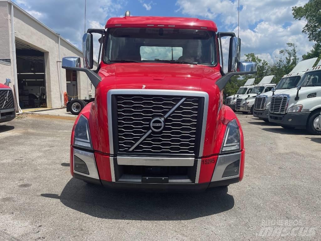 Volvo VNL64T300 Truck Tractor Units
