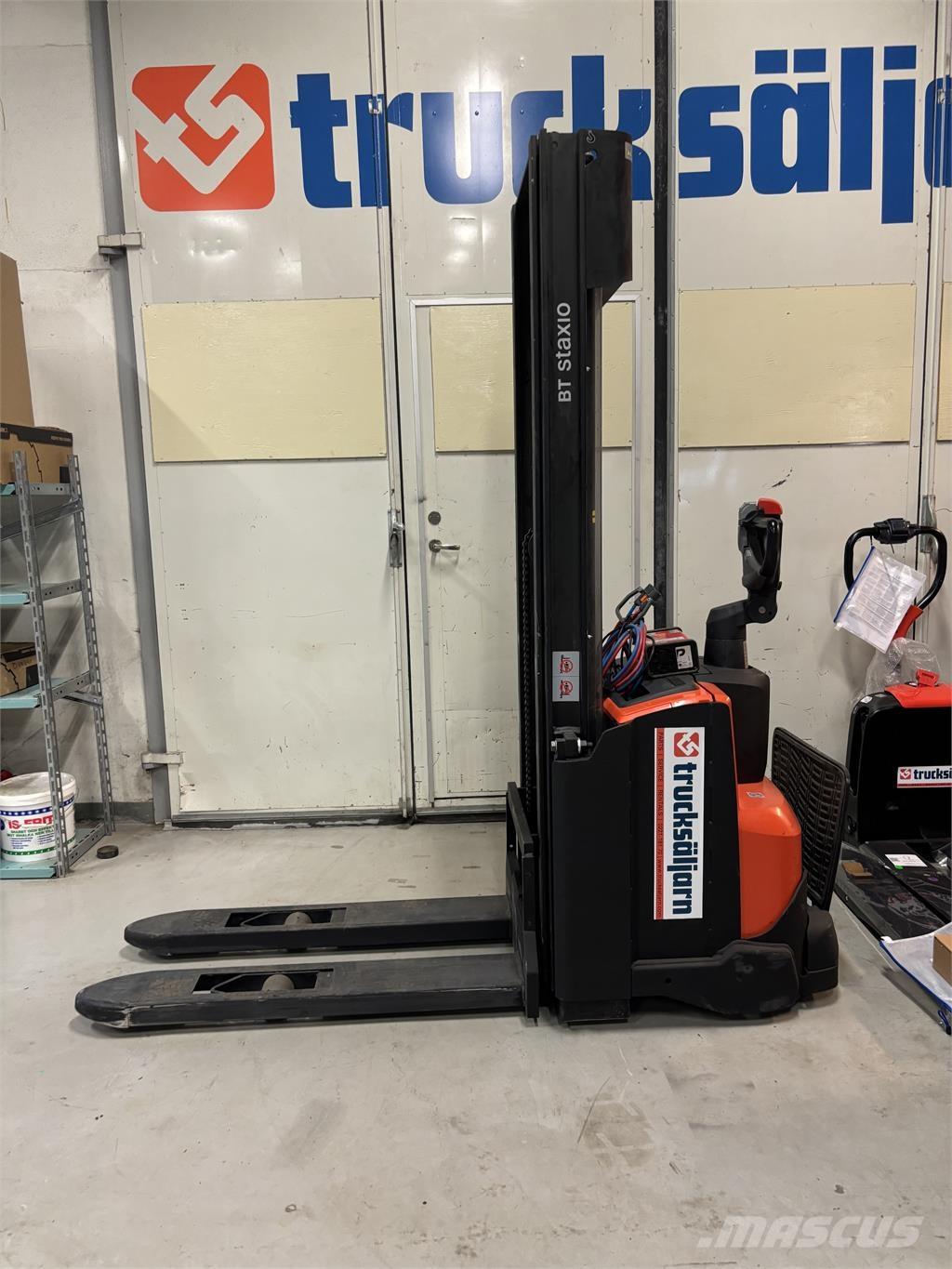 Toyota SWE120 Self propelled stackers