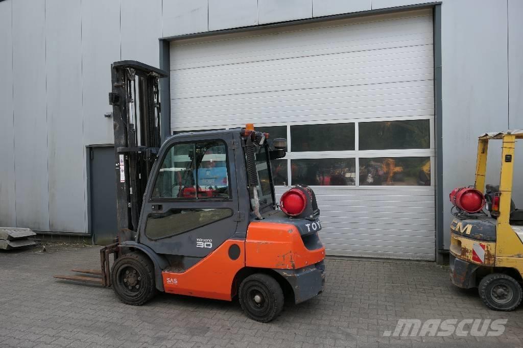 Toyota 02-8 FGF 30 LPG trucks