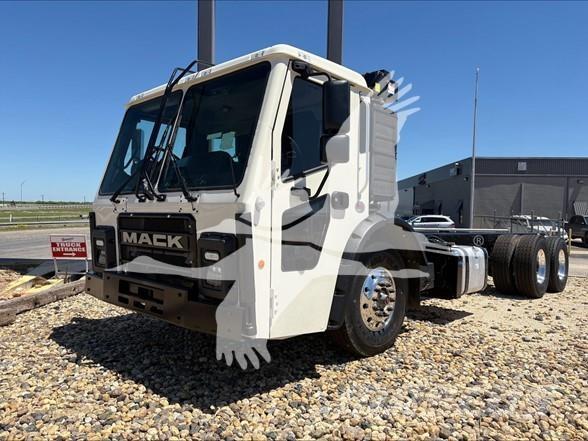 Mack LR64R Chassis Cab trucks