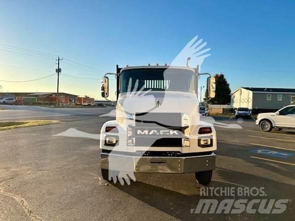 Mack MD6 Flatbed/Dropside trucks
