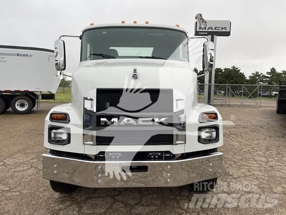 Mack MD6 Flatbed/Dropside trucks