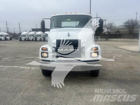 Mack MD6 Chassis Cab trucks