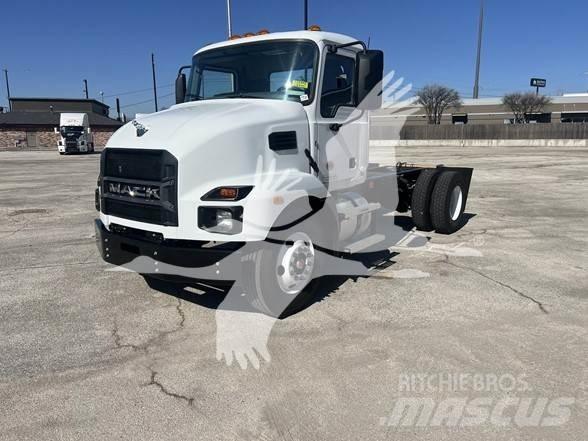 Mack MD6 Chassis Cab trucks
