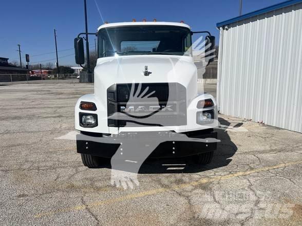 Mack MD6 Chassis Cab trucks