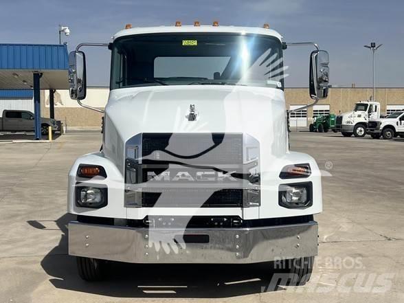 Mack MD6 Chassis Cab trucks