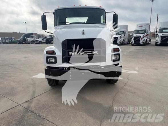 Mack MD6 Chassis Cab trucks
