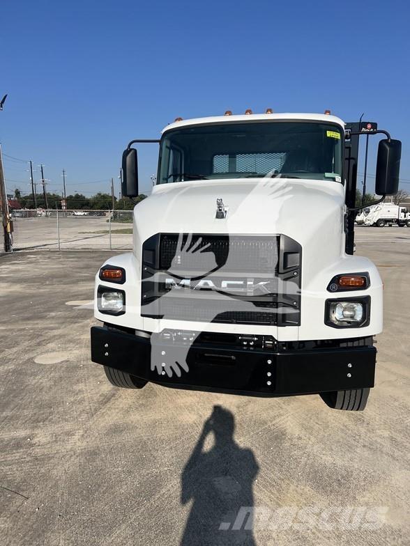 Mack MD6 Flatbed/Dropside trucks