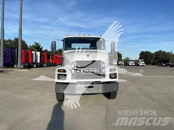 Mack MD7 Chassis Cab trucks