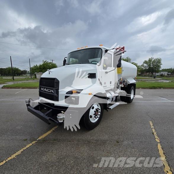 Mack MD7 Tanker trucks