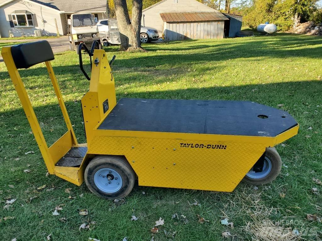 Taylor-Dunn SC090 Towing truck