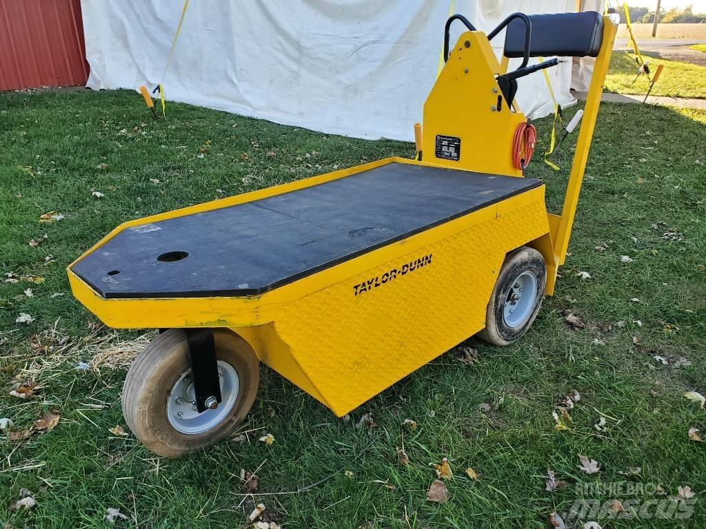 Taylor-Dunn SC090 Towing truck