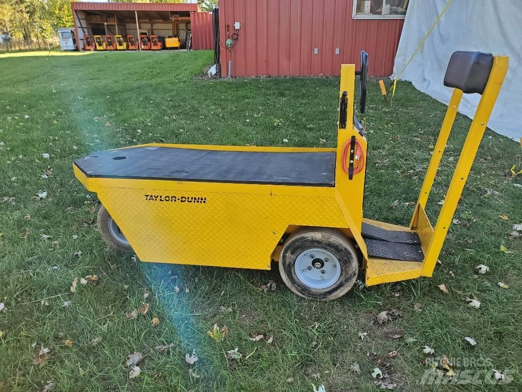 Taylor-Dunn SC090 Towing truck