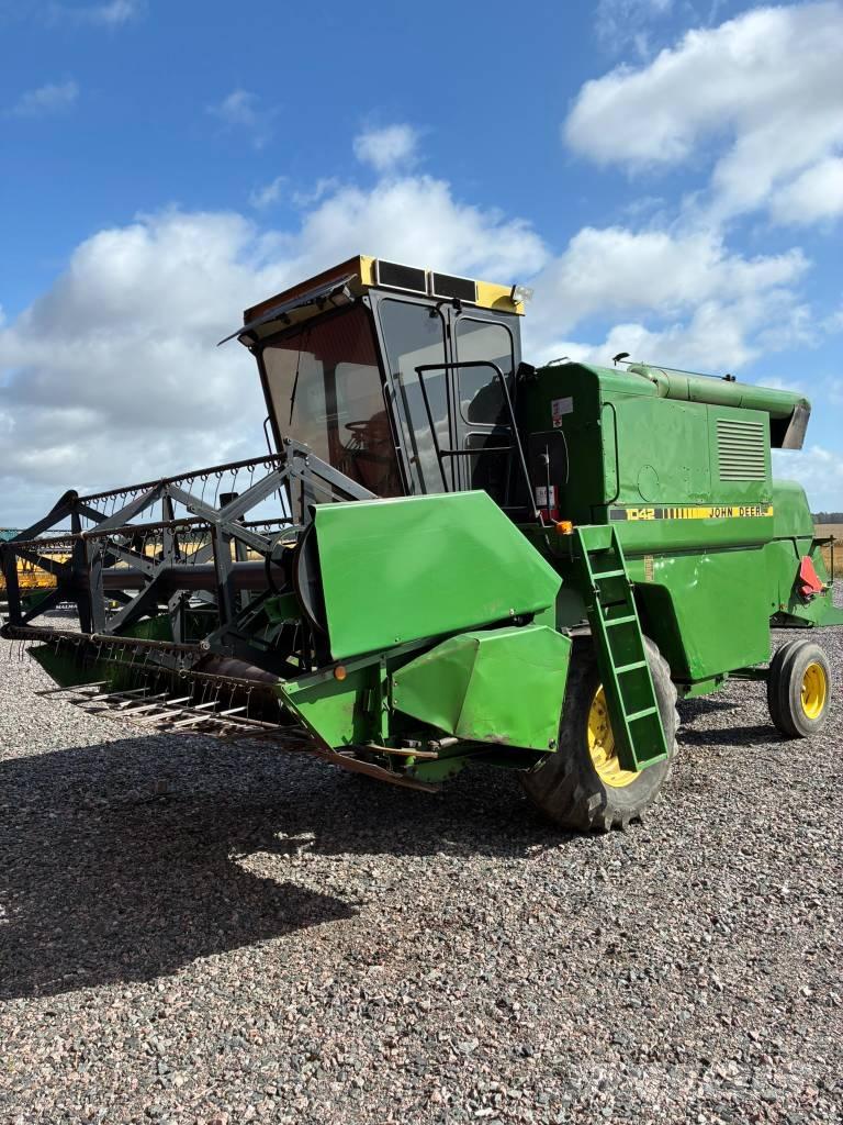 John Deere 1042 Combine harvesters