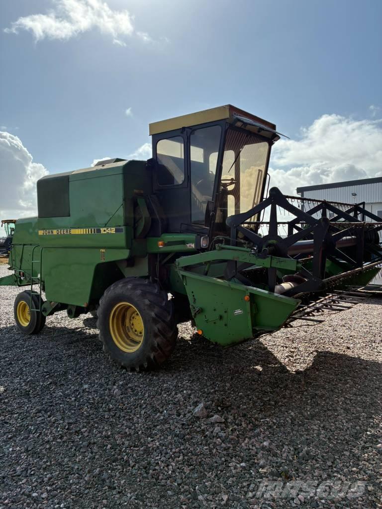 John Deere 1042 Combine harvesters