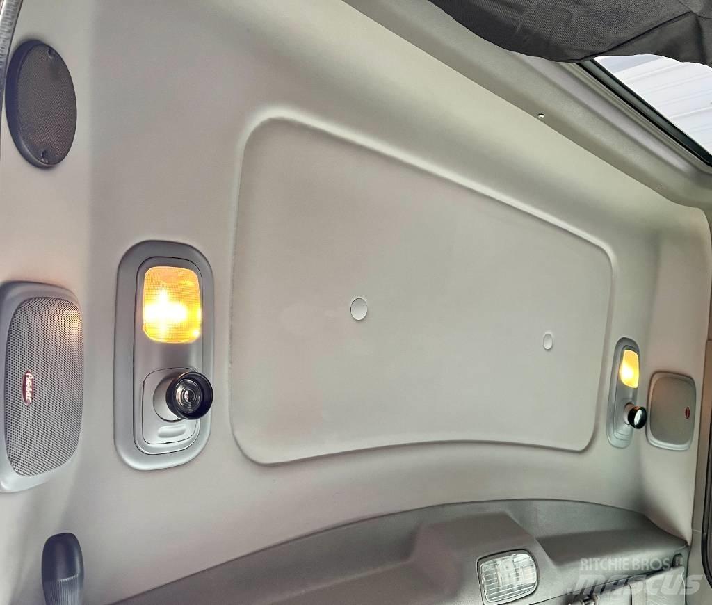 Peterbilt 389 Truck Tractor Units