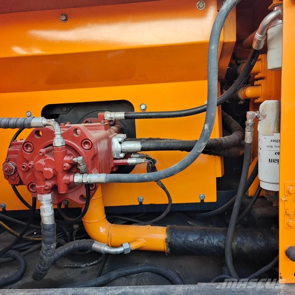 Hyundai 305 LC-9T Crawler excavators