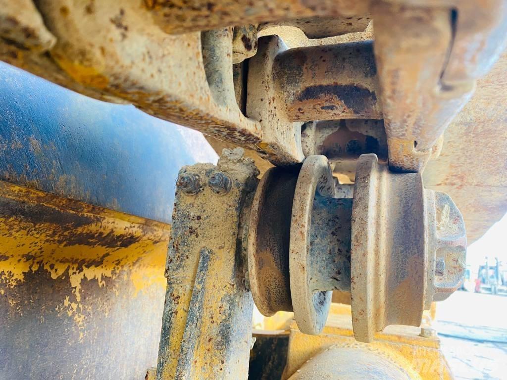 CAT 943 LGP Crawler FEL's