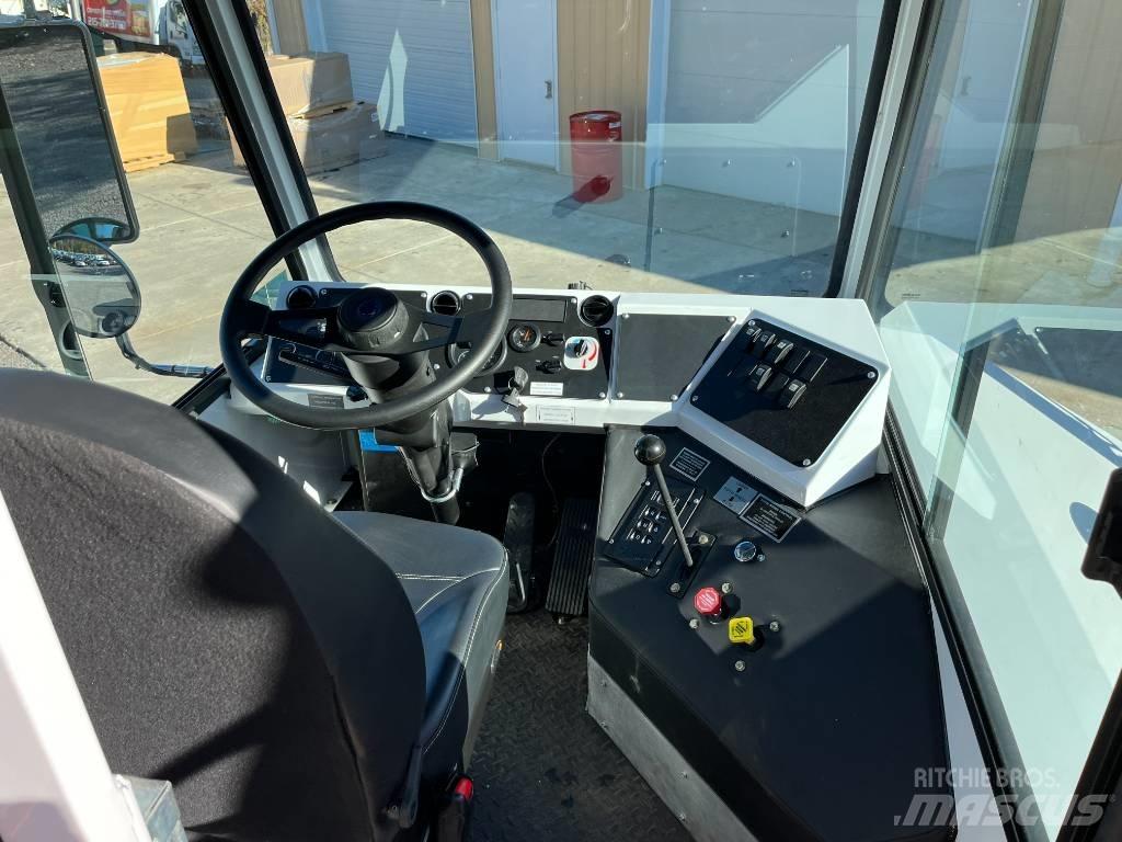 Capacity TJ9000 DOT Terminal tractors