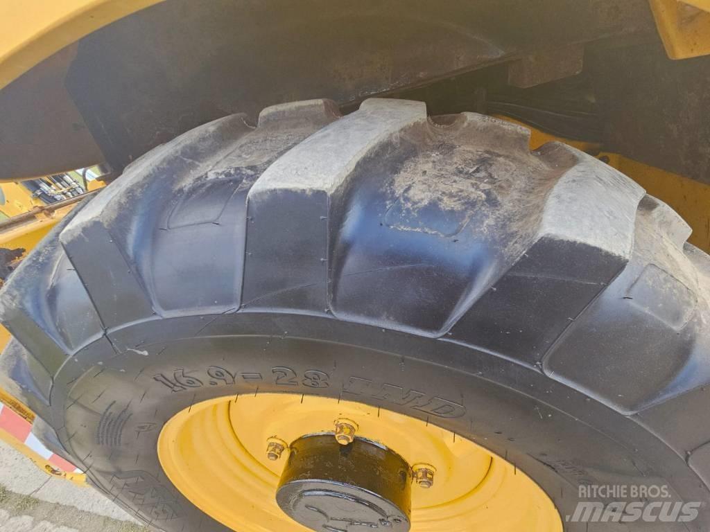 Komatsu WB 93 S-5 TLB's