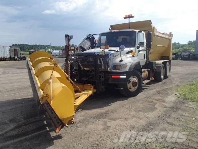 International 7400 Snow blades and plows